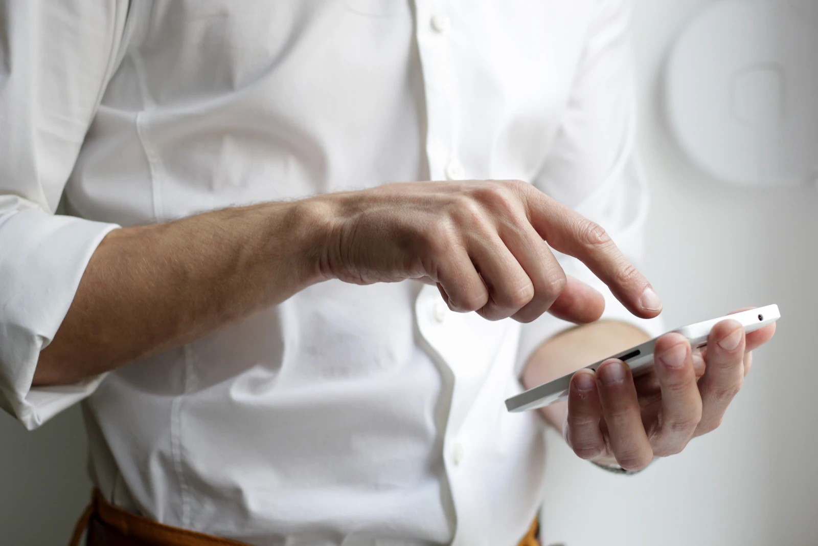 Person bezahlt mit dem Smartphone
